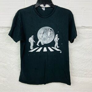 DELTA pre-shrunk black short sleeve astronaut, Beatles moon space shirt medium